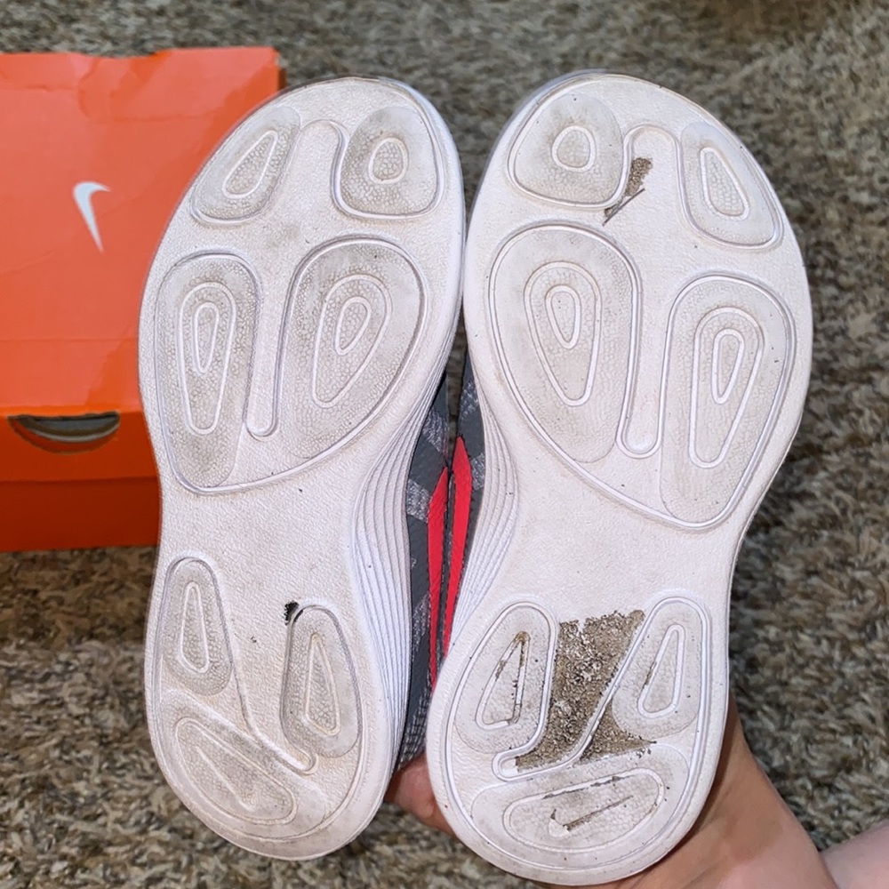 Nikes - Picture 4 of 4
